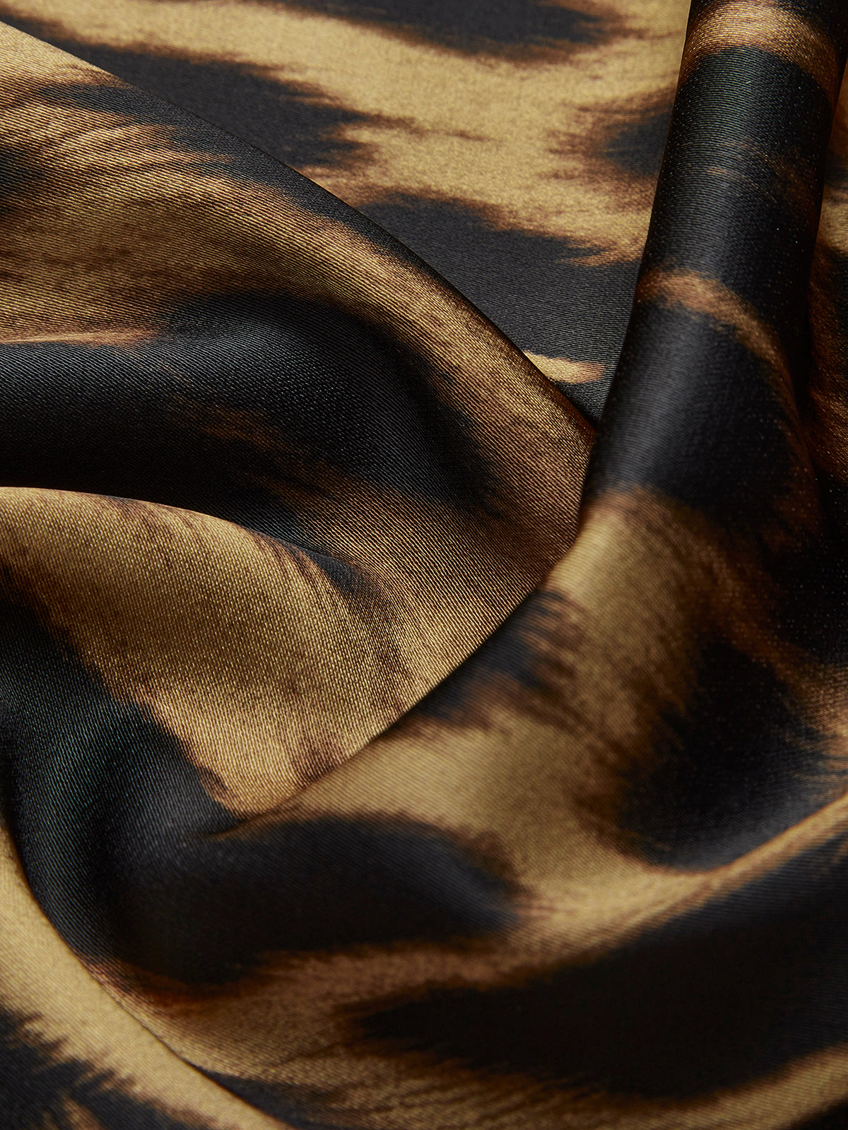 Leopard-Print Maxi Skirt with Slim-Fitted Silhouette and Side Zipper